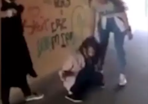 Incredibil! Două eleve o batjocoresc pe a treia, în plină stradă! VIDEO