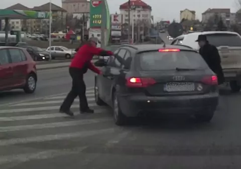 Altercaţie în trafic la Sibiu! I-a tăiat calea şi a sărit la bătaie | VIDEO