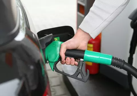 Vești bune pentru șoferi. Preţul pe litrul de benzină, mai ieftin cu 10%