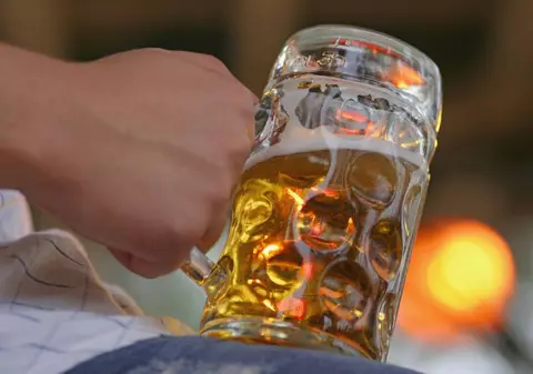 Ce reușește să facă un bărbat cu dozele de bere, te lasă mut de uimire! E unic în lume!