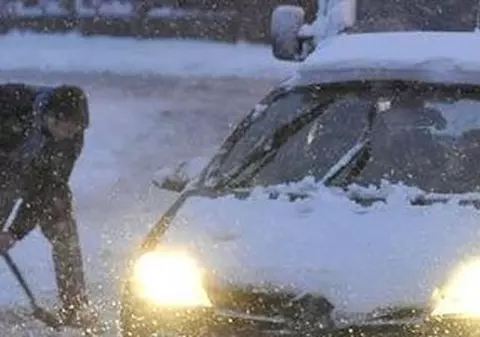 Şapte autoturisme în care se află aproximativ 20 de persoane, blocate în zăpadă pe DN 23