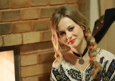 Toată lumea o știe în costum popular, dar în timpul liber e super-sexy!