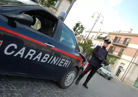 Doi români au fost arestați în Italia după ce au furat motoare de Ferrari în valoare de un milion de euro