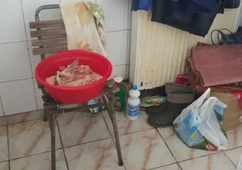 „Măcelăria” din Gara Făgăraș. Inspectorii OPC au găsit carne pentru gătit într-o toaletă
