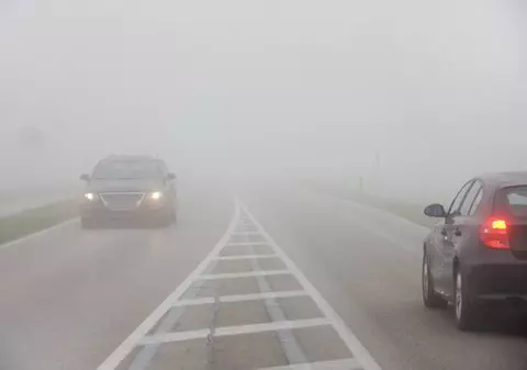 Circulație îngreunată în mai multe județe din cauza ceții dense