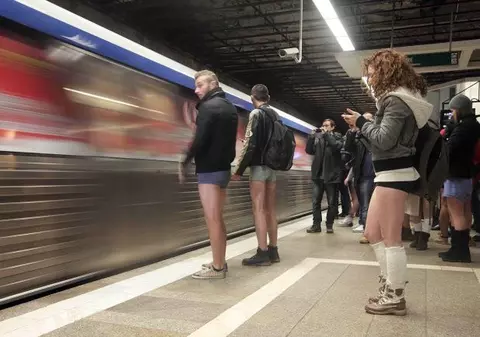 Bucureștenii, puși să meargă în chiloți la metrou!