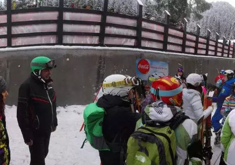 Aglomerație pe DN 1 și la munte. Un accident la intrarea în Brașov a îngreunat circulația, iar la cozile la instalațiile de urcare din Poiana Brașov sunt deja uriașe