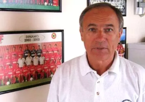 Coordonatorul cărților atribuite condamnaților din ”Dosarul Transferurilor” este Viorel Cojocaru, un fost subaltern de-al lui Cristi Borcea la Dinamo! În 2009, a fost prins de ”Libertatea” că și-a dublat salariul, iar un articol apărut în 2007, în EVZ, îl prezintă ca pe un personaj care conducea un sistem de piloși!