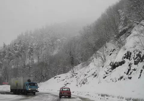 Sfaturi pentru conducerea în siguranţă pe timp de iarnă! 7 reguli de aur