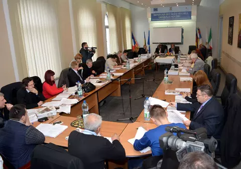 Doi consilieri s-au înjurat ca la ușa cortului în timpul ședinței