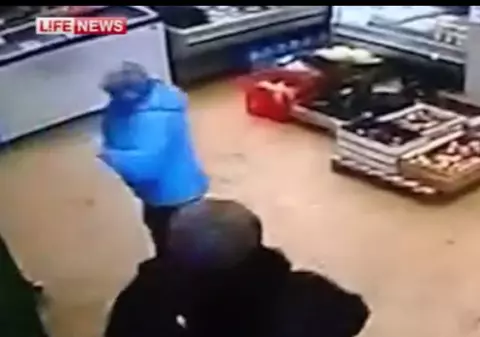 O mamă şi-a luat copilul la bătaie, după ce a văzut la bancomat că nu are bani pe card | VIDEO