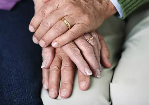 S-au iubit 76 de ani şi au murit la câteva zile distanţă! Povestea uimitoare a unuia dintre cele mai longevive cupluri!