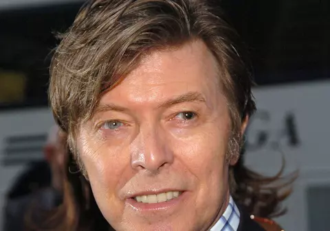 De ce avea David Bowie un ochi albastru și unul gri?