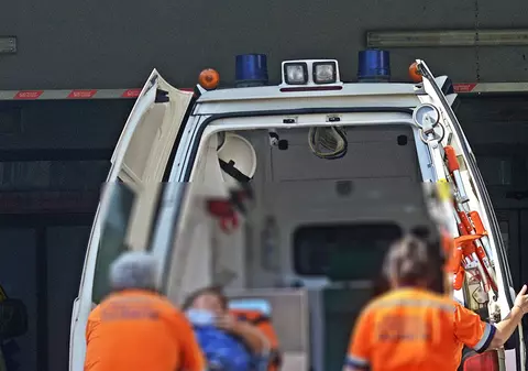 Explozie într-un apartament de bloc din Braşov. O femeie a fost grav rănită