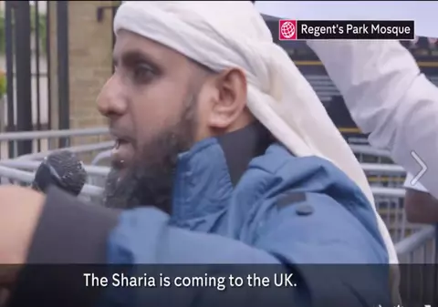 Un musulman face propagandă extremistă pe străzile din Londra și instigă la violență | VIDEO