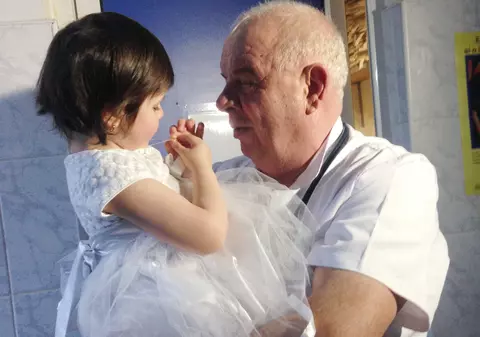 Fetița hrănită cu pufuleți ar putea schimba legea adopției