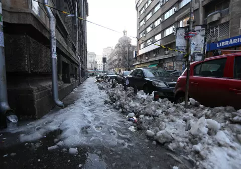 Noi pe unde trecem dacă aţi închis trotuarul? GALERIE FOTO