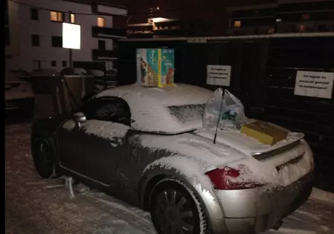 Și-a găsit mașina acoperită cu scutece folosite! Vezi ce a făcut un clujean ca să merite asta!