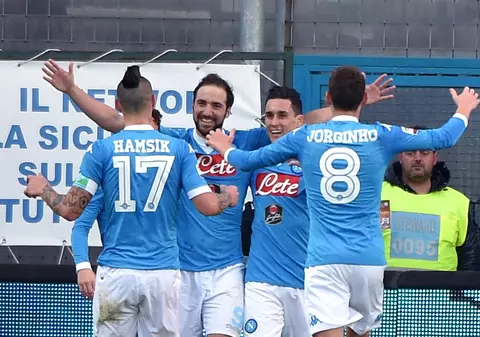 Șoc în Serie A. Sassuolo a bătut, pe San Siro, la Inter. Napoli, cu Vlad Chiricheș doar pe bancă, e noul lider. Maradona, în al nouălea cer: ”Luăm titlul după 26 de ani”/ FOTO&VIDEO