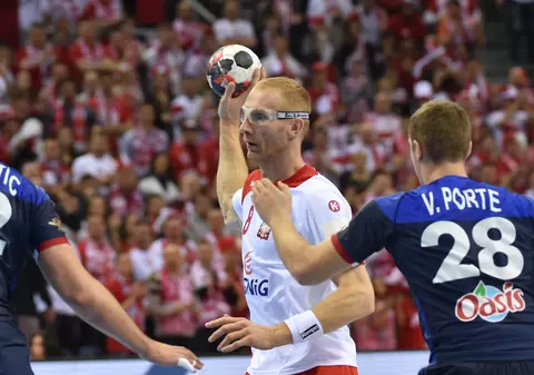 Portarul Szmal și orbul Karol Bielecki au pulverizat Franța, deținătoarea en-titre a tuturor titlurilor majore. În ultimii 20 de ani, ”cocoșii” au două triumfuri olimpice, cinci medalii de aur mondiale și trei trofee supreme la Euro! VIDEO