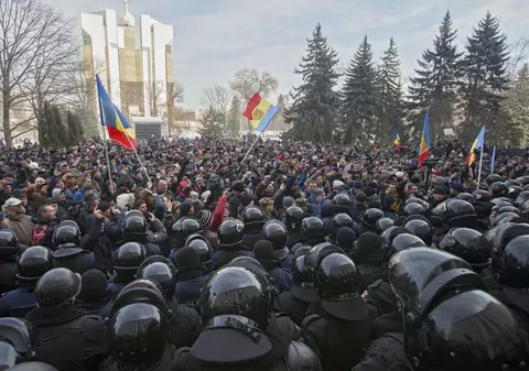 A treia zi de proteste la Chișinău! Mii de oameni nemulțumiți au ieșit în stradă
