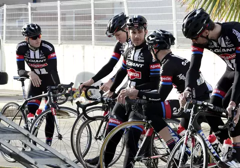 Şase dintr-o lovitură! O maşină a intrat frontal într-un grup de ciclişti