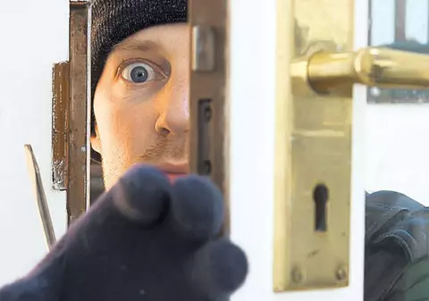 PRINS ÎN FLAGRANT! Ce încerca să facă un bărbat, cu un FLEX, în SEDIUL PRIMĂRIEI!