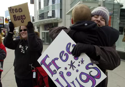 Astăzi este Ziua Îmbrățișărilor