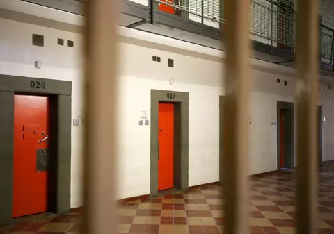 Au vrut să dea foc casei unei femei, pentru că ea îl părăsise pe fostul lor coleg de puşcărie