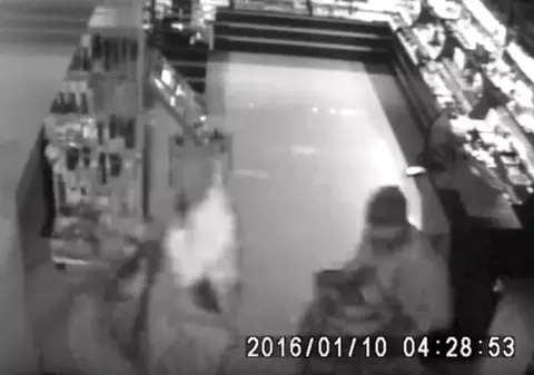 Jaf ca-n filme, la Constanţa! Patru hoţi mascaţi au dat lovitura în 2 minute | VIDEO