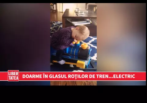 SUPER VIRAL! O fetiță adoarme pe trenulețul de jucărie | VIDEO