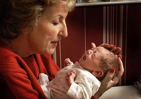 Din ce în ce mai puține proaspăte mămici de peste 50 de ani 