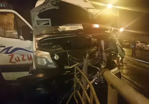 A murit străpuns de o țeavă! Un mort şi trei răniţi după ce un microbuz a lovit un refugiu de tramvai în Brăila