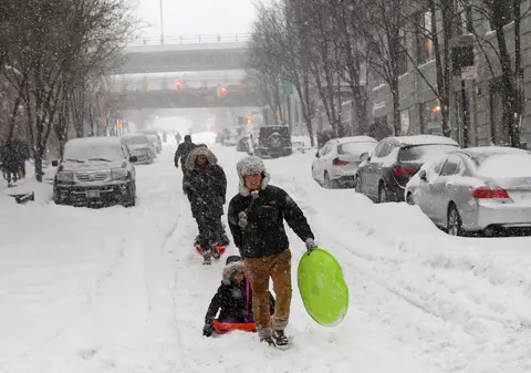 Furtuna de zăpadă a paralizat orașul New York. Cel puțin 19 persoane au murit