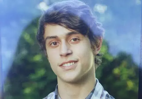 Încă o veste bună! Pavlos, unul dintre minorii prinşi în incendiul din Colectiv, a ieşit de la Terapie Intensivă