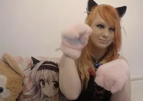 Am trăit s-o vedem și p-asta! Arată ca un om, dar se comportă ca o pisică!