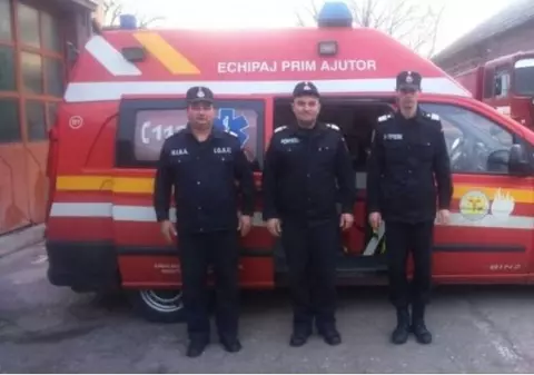 Trei pompieri din Arad au devenit moașe în mijlocul câmpului