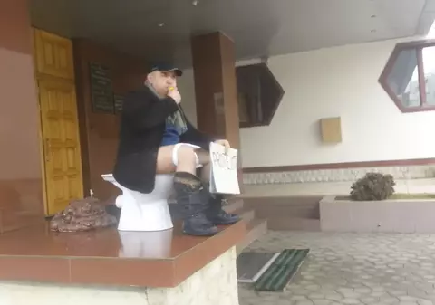 Protest extrem! Un bărbat a lăsat un WC și fecale în fața CNA