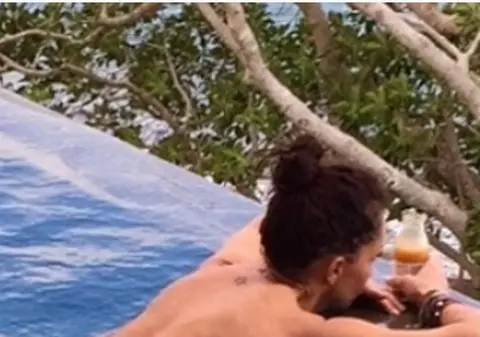 Vedetele de la noi își ademenesc fanii cu poze nud! Uite cine a mai făcut ca Răduleasca | FOTO