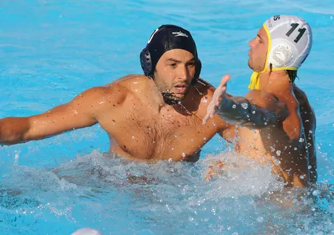 Delegația României a plecat azi spre Belgrad, la Campionatul European de polo, fără Ramiro Georgescu, om de bază la Olimpiada din 2012. Jucătorul a slăbit dramatic, după ce a contractat un virus căruia doctorii nu i-au găsit leac