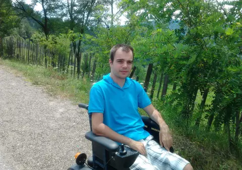 Răzvan are nevoie de ajutor! De  14 ani este imobilizat într-un scaun cu rotile