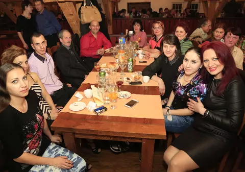 Bucătarii, ospătarii și cameristele au intrat abia acum în 2016! Vezi cum a fost Revelionul angajaților