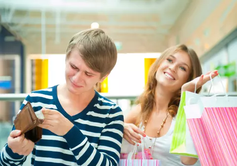 Îţi fug banii printre degete? Ţine cont de aceste superstiţii şi vor trage la tine