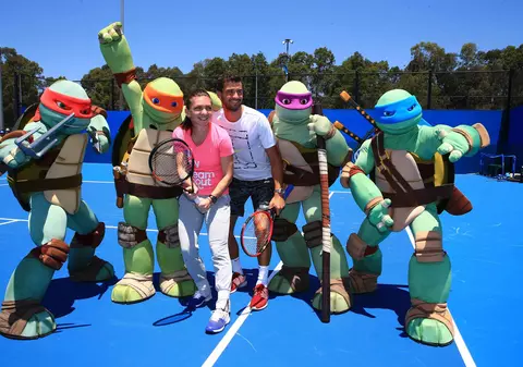 Simona Halep, strălucitoare la petrecerea jucătoarelor. La Sydney, sportiva a fost în formă și la ”Kids Day”, avându-l alături pe bulgarul Grigor Dimitrov, cel mai râvnit bărbat din circuit. Accidentarea care a făcut-o să abandoneze la Brisbane n-a trecut/ FOTO & VIDEO