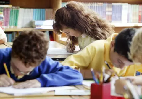 Elevă de 13 ani, pedepsită la şcoală după ce şi-a vopsit părul: "Regulile sunt prea stricte"