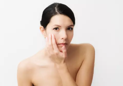 10 remedii care te scapă de cearcăne
