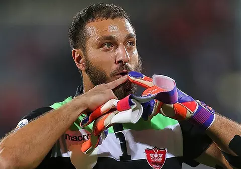 Un portar, la închisoare după ce a postat o poză în care apărea cu două femei