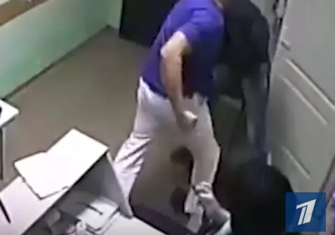 Imagini şocante într-un spital din Rusia! Un medic a omorât un pacient în bătaie | VIDEO 