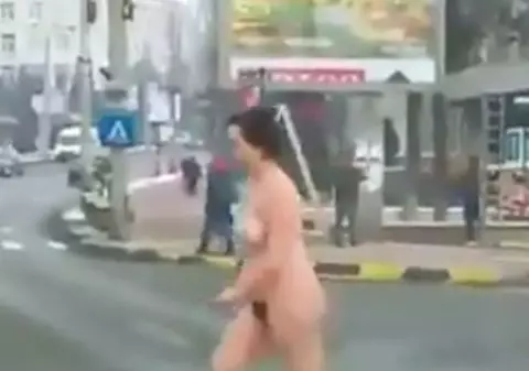 Imagini IREALE în Suceava. O femeie se plimbă pe stradă aproape GOALĂ | VIDEO