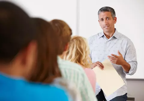 Banc | Un student merge la cantină şi cum singurul loc liber este lângă un profesor, neavând ce face, se aşază acolo